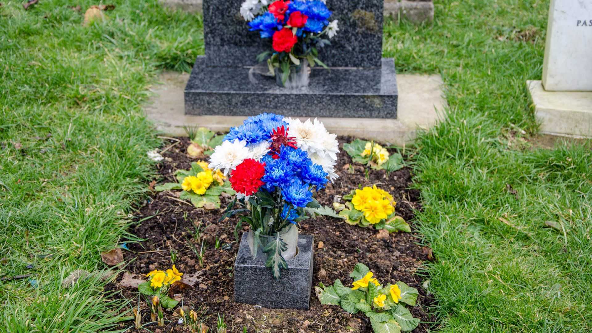 Can We Put Flowers On Grave in Islam